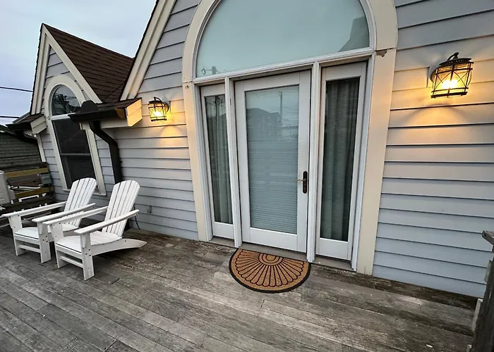 Newport Harbor View Cottage W Decks & Parking