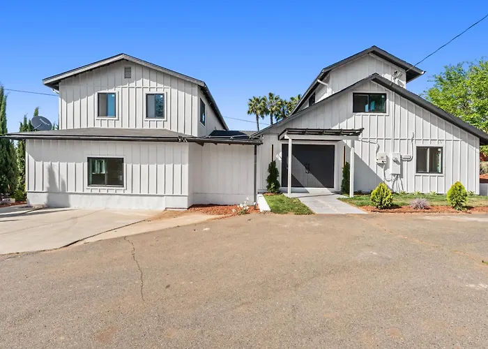 Spacious Modern Farmhouse Retreat With Two Kitchens And Pool - Ideal For Large Groups And Families