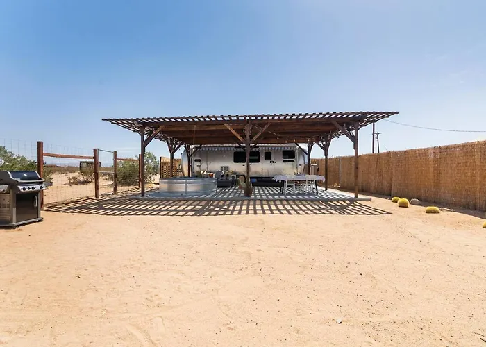 Airstream Desert Stay | Hot Tub, Views, Stargazing