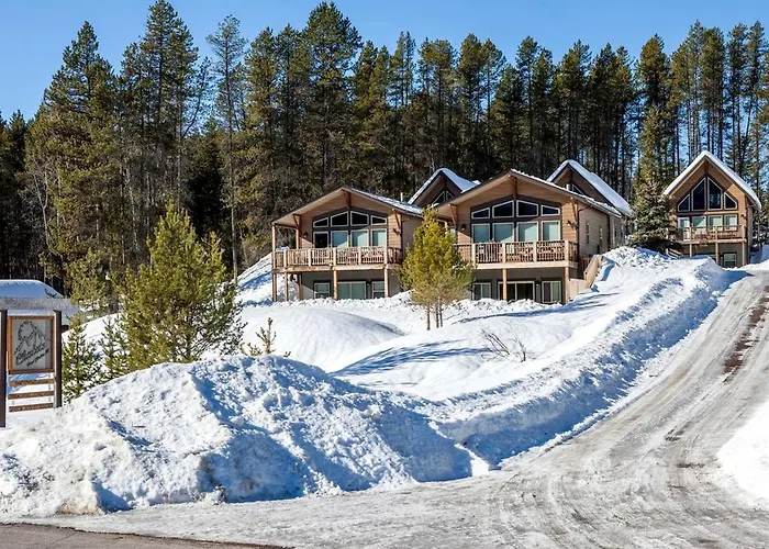 Inviting Vacation Cabin With Mountain Views Near Glacier National Park, Montana