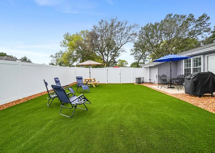 Full-Turf Private Yard, King Bed, Sleeps 8, Dogs Stay Free, 8 Mi To Pensacola Beach, In-Unit Washer And Dryer