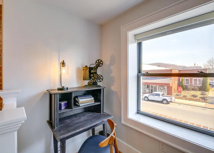 In The Heart Of Downtown Sparta, Walkable Suite