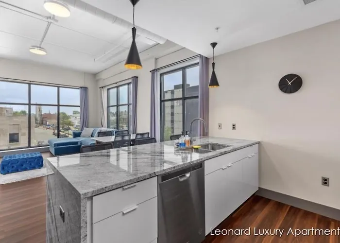 1 Queen Bedroom W City Views - Leonard Building