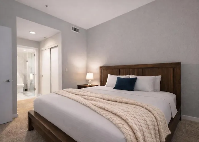 Lux King Bed W Pool