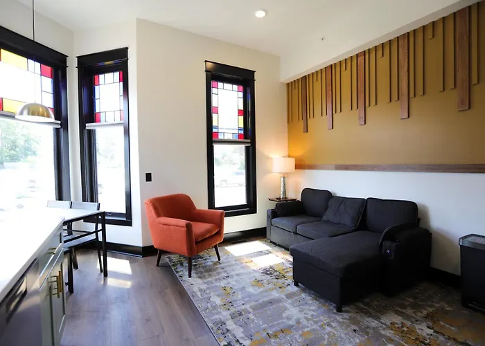 Chic Queen Apartment At The Victorian Unit A