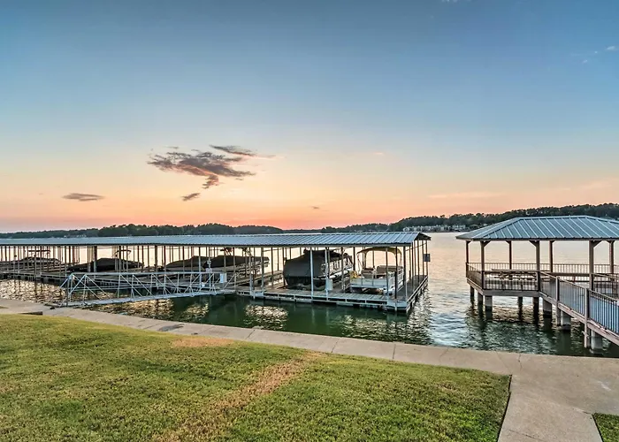 Easy-Access Lake Hamilton Condo W/ Fireworks View