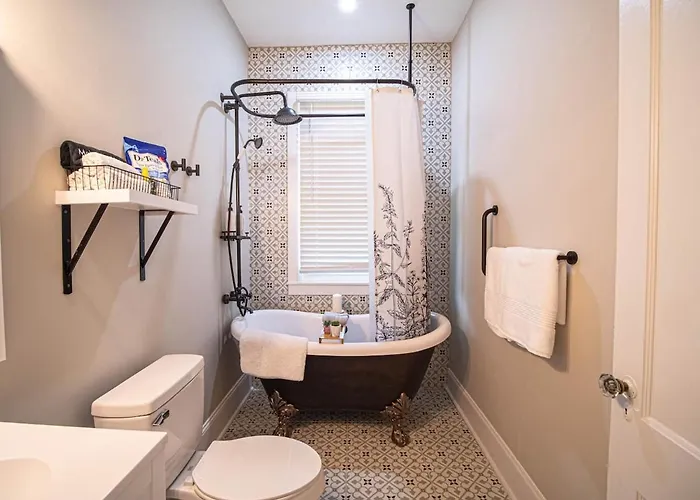Marietta Square'S Home Away!