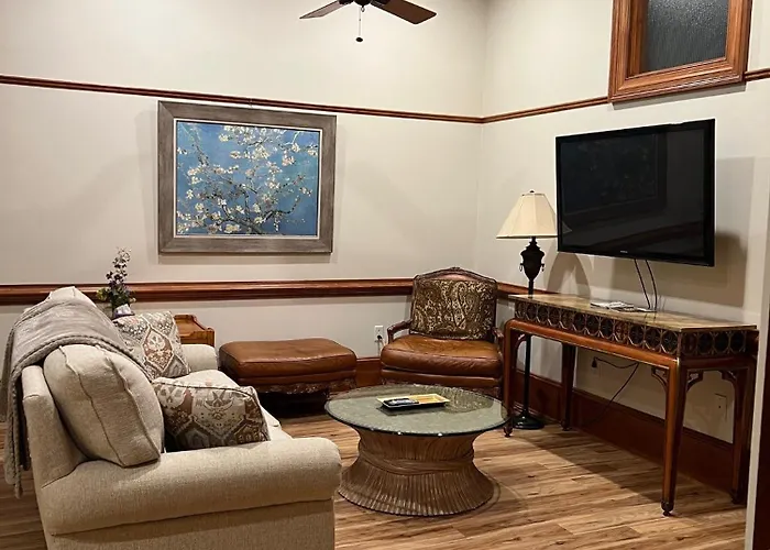 Historic Downtown Clock Tower View Condo-2 Bedroom