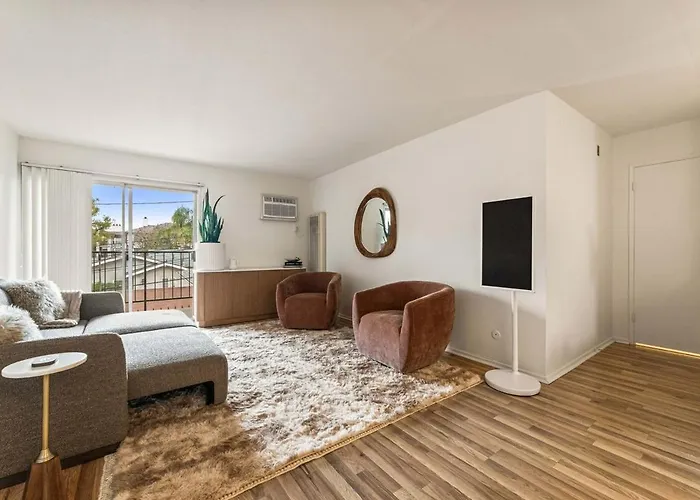 Elegant Hampton Flat In Glendale, Ca