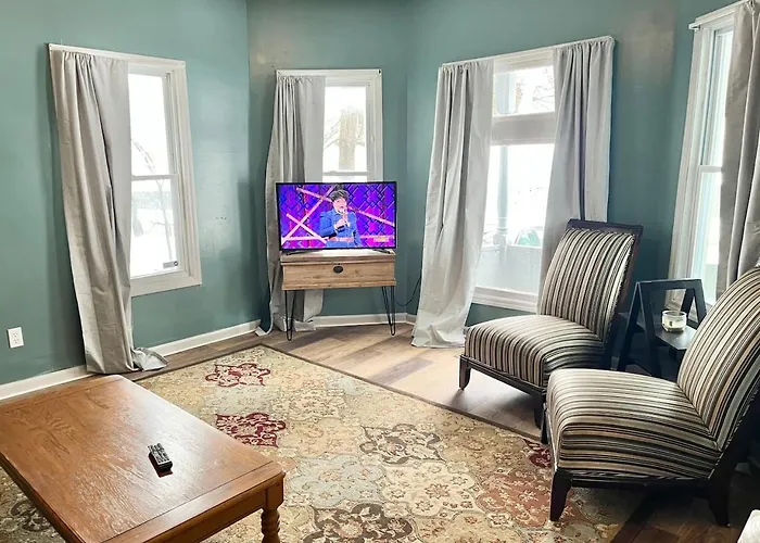 Private Room-Queen Bed-Shared Living Spaces