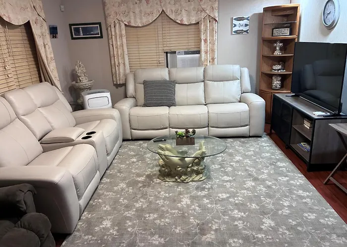 Spacious 2-Bedroom Apt In The Crest