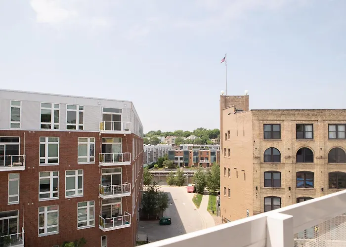 The Brady Corner Suite - Near Fiserv With Balcony - Sleeps 4