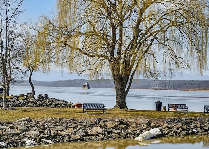 Walkable Stay Near Hudson River, Dining & Shopping