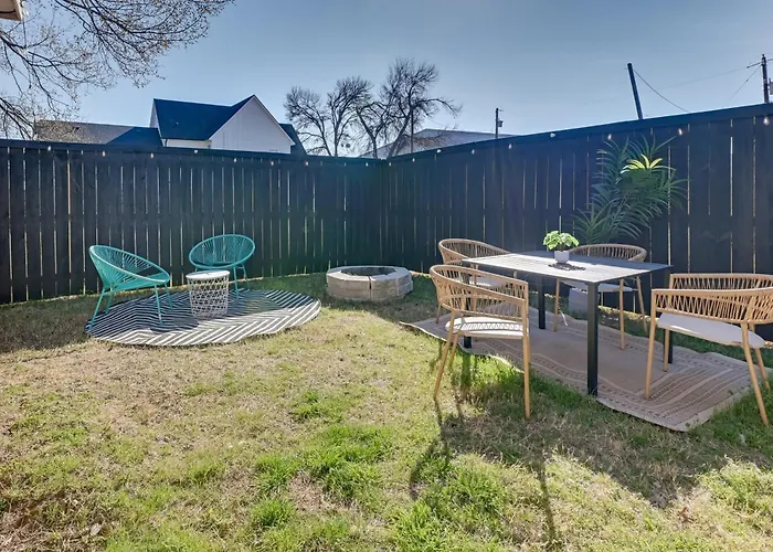 Walk To Mckinney Square! Couple'S Retreat W/ Yard