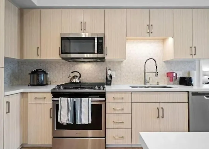 Bright 2Br Retreat - Pool, Spa & Garage Parking