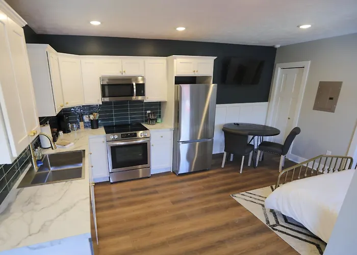 Modern Queen Studio At The Victorian - Unit B