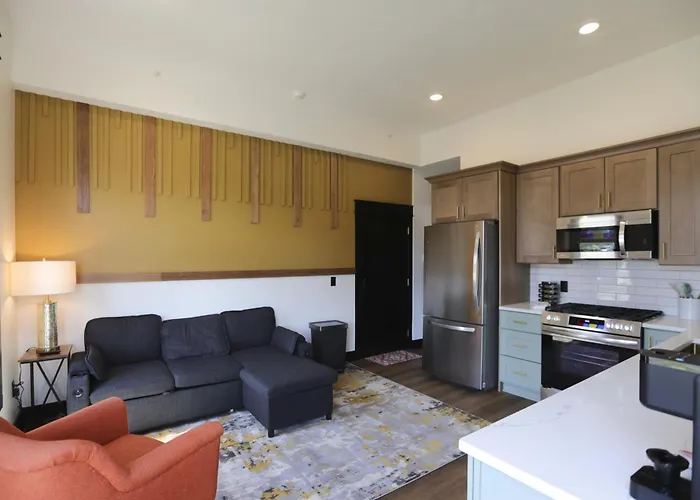 Chic Queen Apartment At The Victorian Unit A