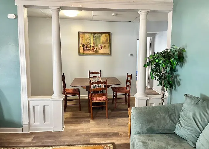 Private Room-Shared Common Spaces-Queen Bed