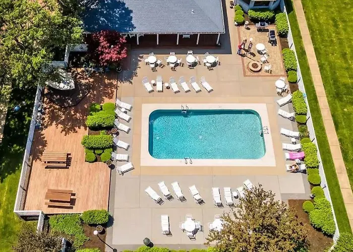 Port Clinton Paradise- Waterfront 2 Bedroom, Pool, Hot Tub, Sauna, Fire Pit