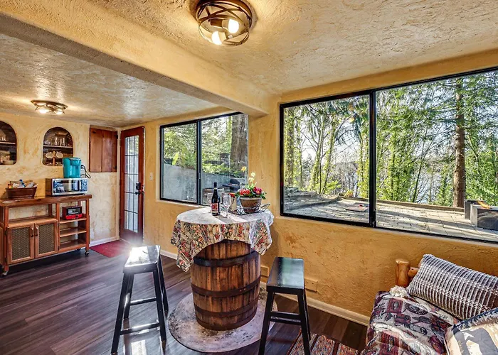 Walk To Beach! Scenic 'Wine Studio' In Gig Harbor