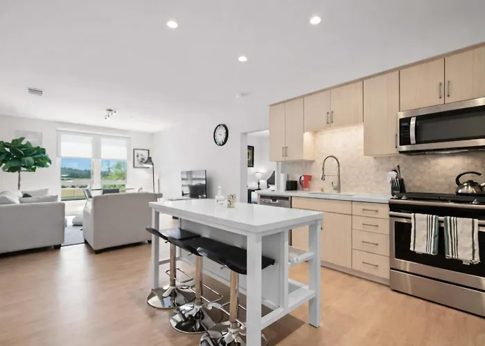 Bright 2Br Retreat - Pool, Spa & Garage Parking