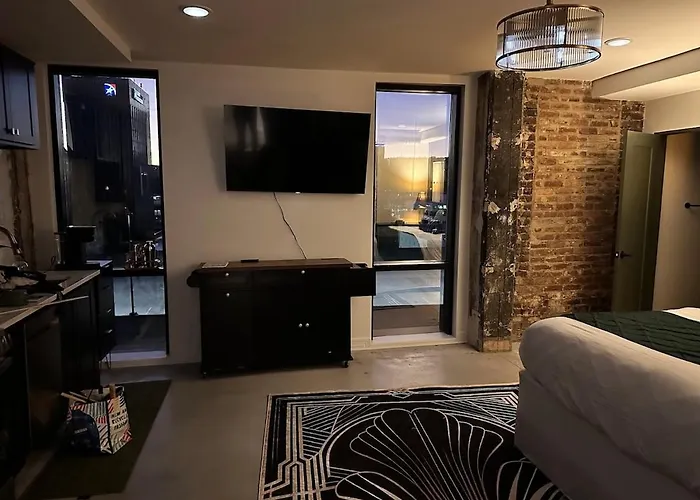 Gilded Skyline, Walk Everywhere, 7Th-Floor Views