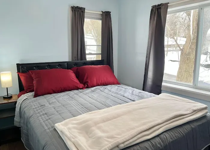 Private Room-Shared Common Spaces-Queen Bed