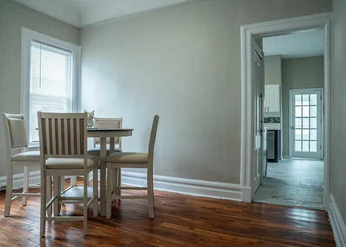 Comfortable Two Bedroom Apartment In Long Branch
