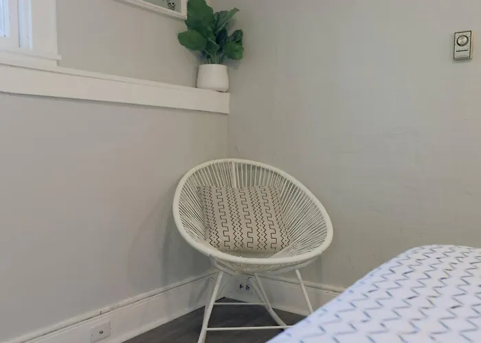 Stylish 1-Bed With Office • Minutes To Church St