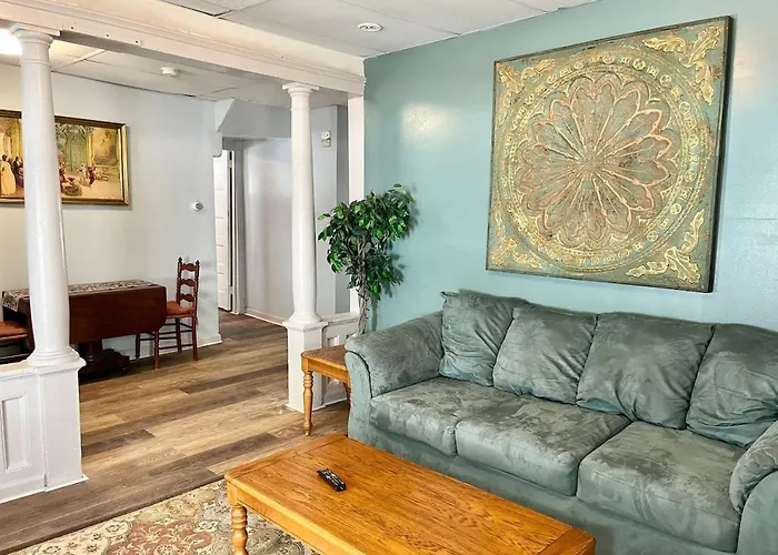 Private Room-Queen Bed-Shared Living Spaces