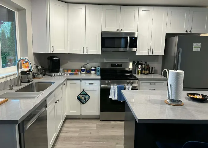 Water & Mountain Views - Family & Pet Friendly