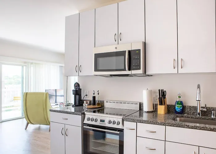 The Brady Corner Suite - Near Fiserv With Balcony - Sleeps 4