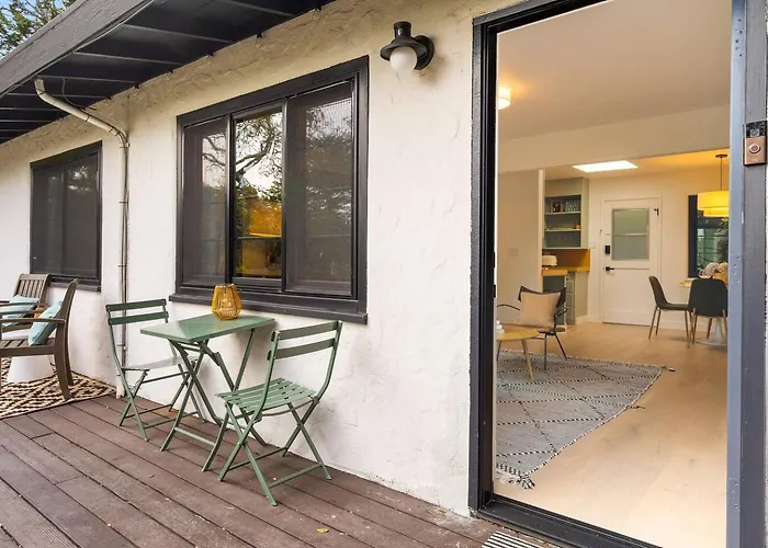 Luxury Flat | Walk To Town | King | Ac | Parking