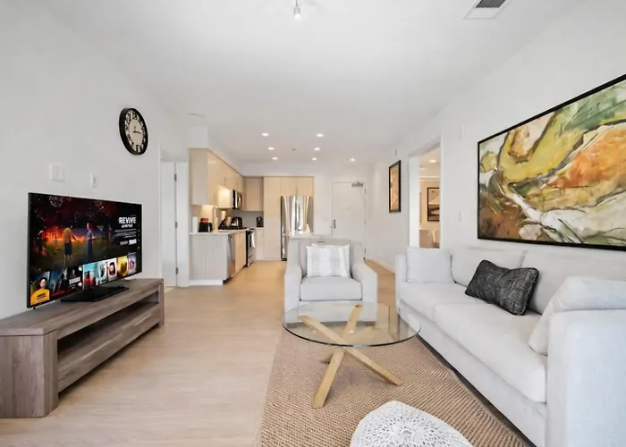 Bright 2Br Retreat - Pool, Spa & Garage Parking