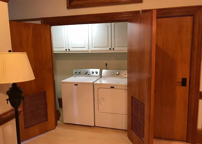 Historic Downtown Clock Tower View Condo-2 Bedroom