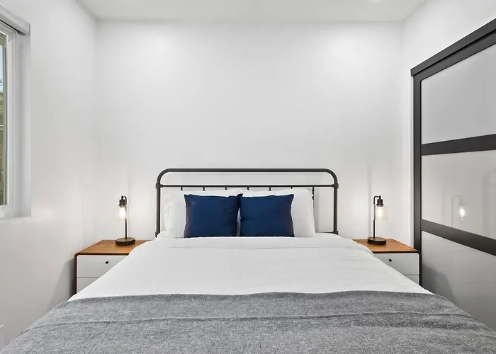 Spacious Apt W/ 2Br - City Center