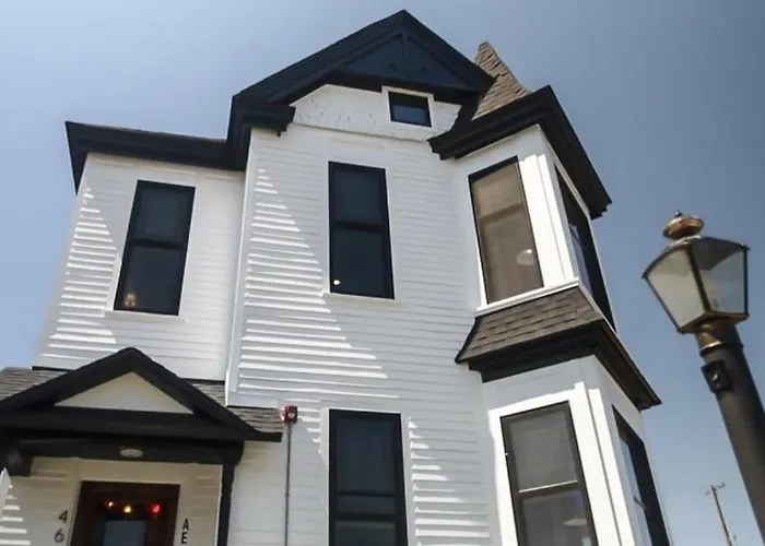 Urban Queen Apartment At The Victorian Unit D