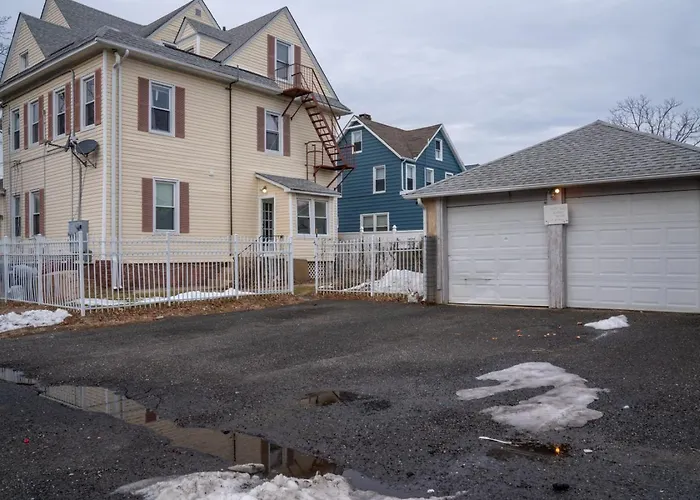 Comfortable Two Bedroom Apartment In Long Branch