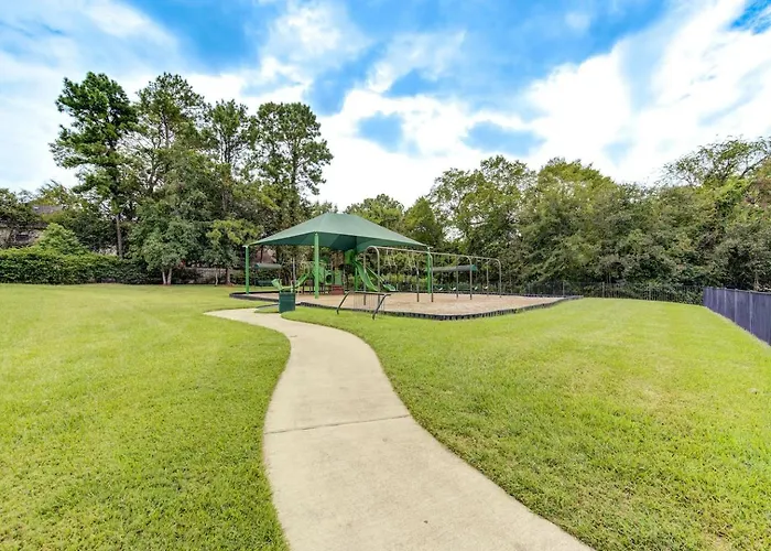 Serene Lakeside 2Br Sunset Views & Relaxing Stay