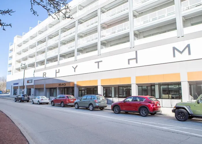The Brady Corner Suite - Near Fiserv With Balcony - Sleeps 4