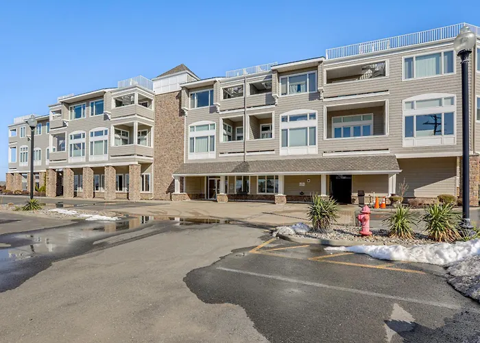 Oceanside Retreat In Mantoloking: Walk To Beach!