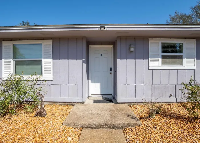 Full-Turf Private Yard, King Bed, Sleeps 8, Dogs Stay Free, 8 Mi To Pensacola Beach, In-Unit Washer And Dryer