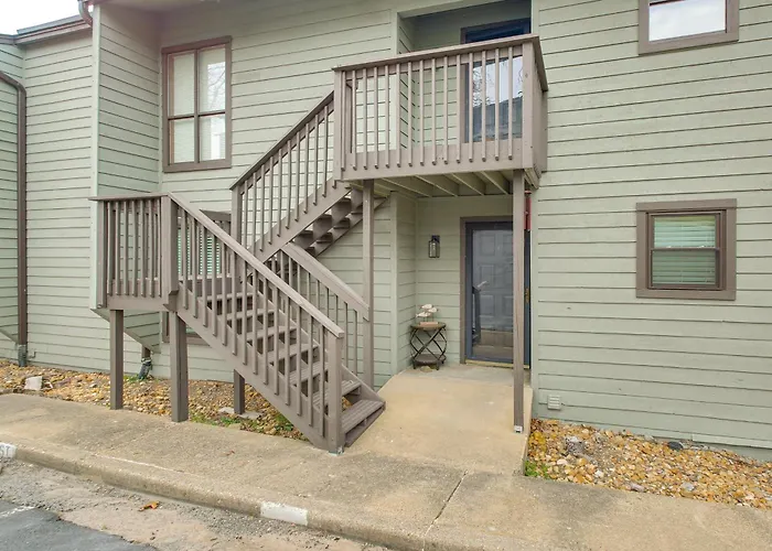 Easy-Access Lake Hamilton Condo W/ Fireworks View