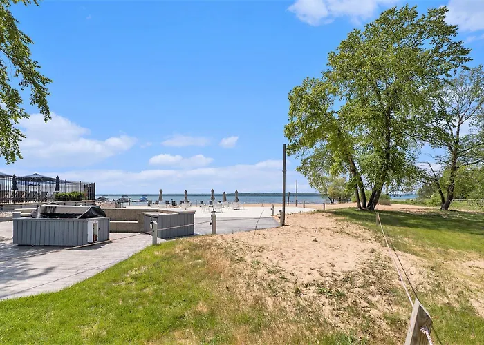 Beautiful 2Bdr Lake View Getaway @ The Shores ➠ 5579