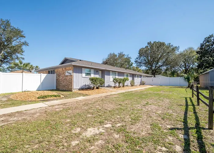 Private Fenced Turf Yard, King Bed, Dogs Stay Free, 8 Mi To Pensacola Beach, In-Unit Washer And Dryer