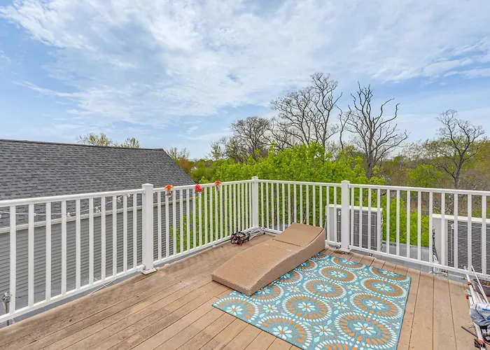 Steps To Short Beach: Ocean-View Apt W/ Deck!