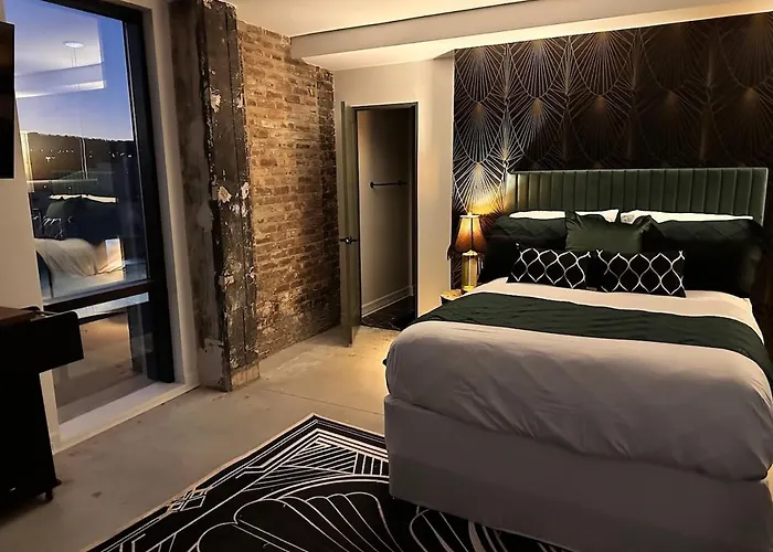 Gilded Skyline, Walk Everywhere, 7Th-Floor Views