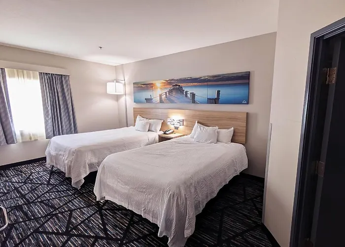 Days Inn & Suites By Wyndham Augusta Near Fort Eisenhower