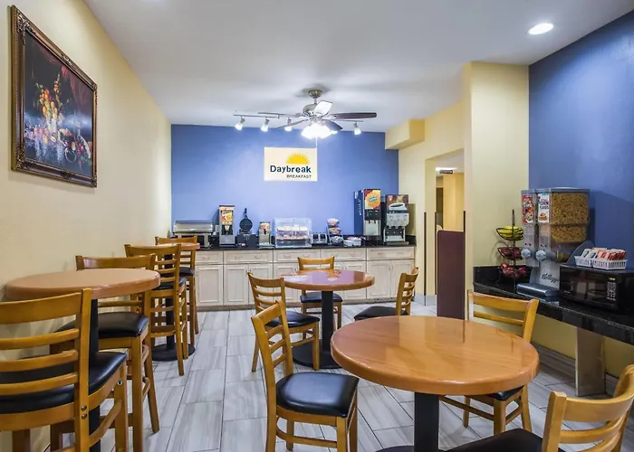Days Inn & Suites By Wyndham Augusta Near Fort Eisenhower
