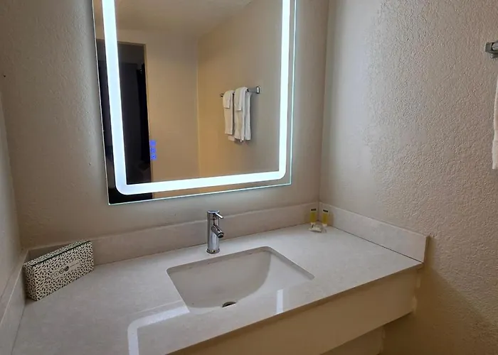 Super 8 By Wyndham Austin South I-35